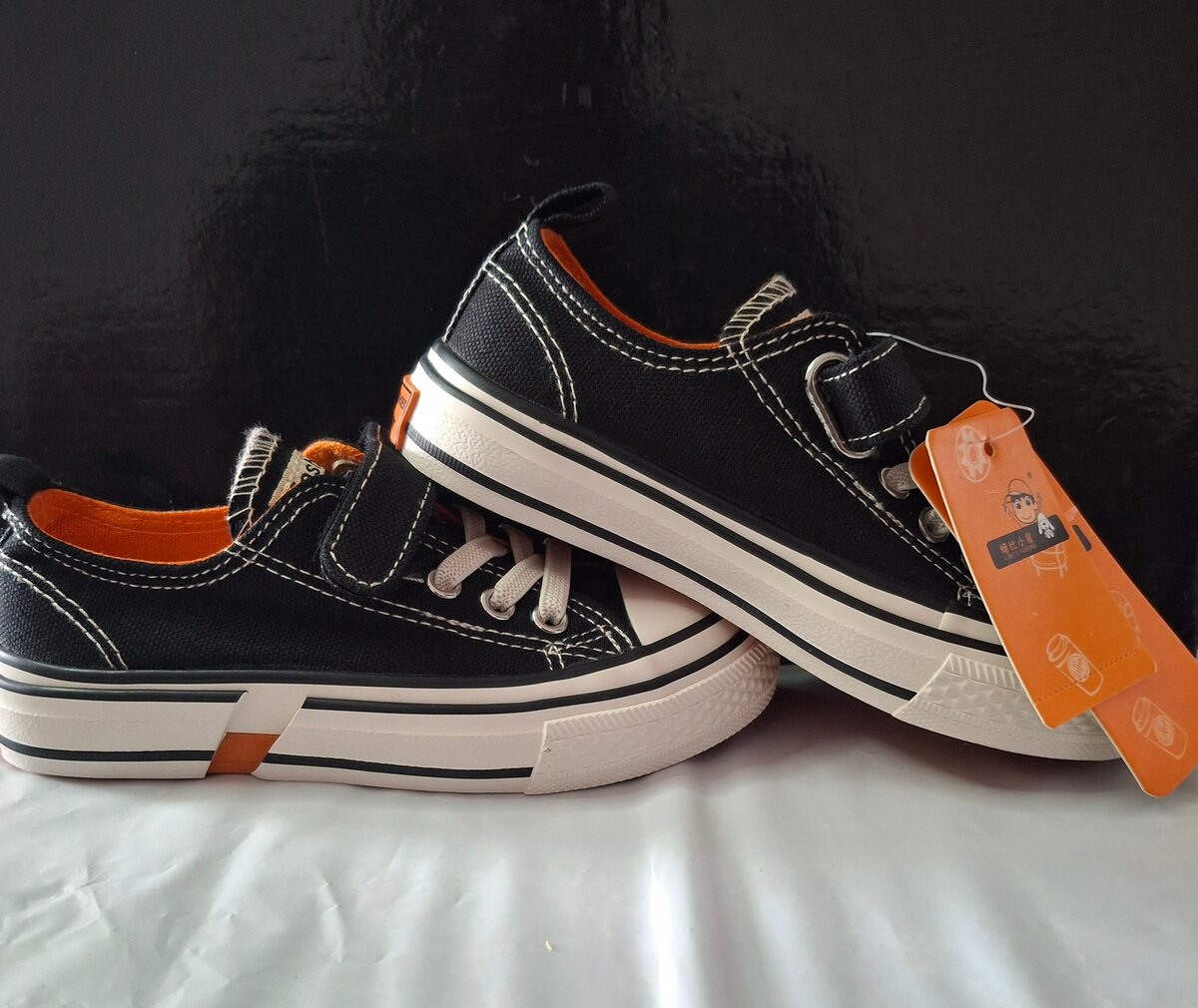 Baskets basses noir orange semelle