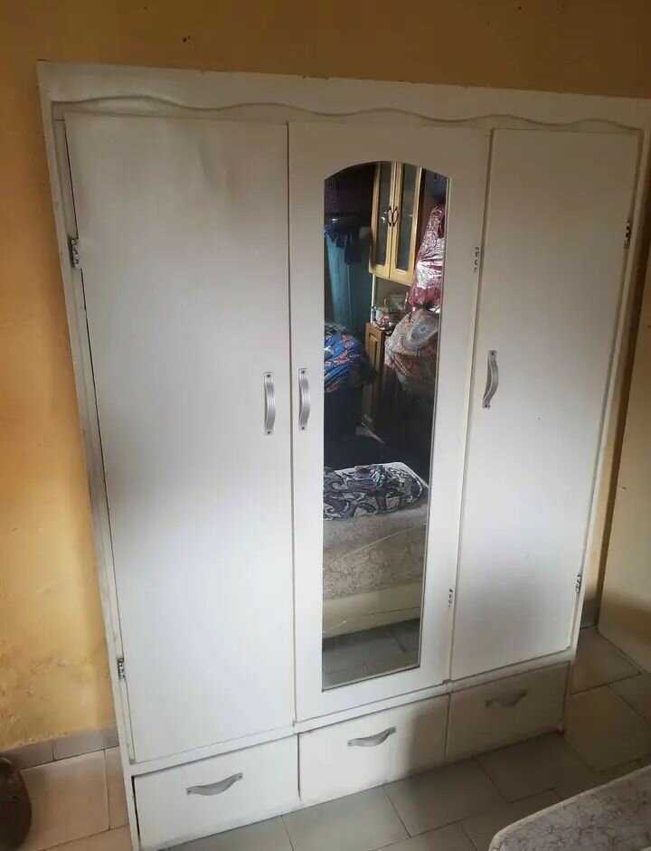 Armoire blanche avec miroir