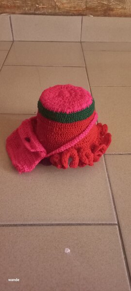Chapeau crocheté coloré