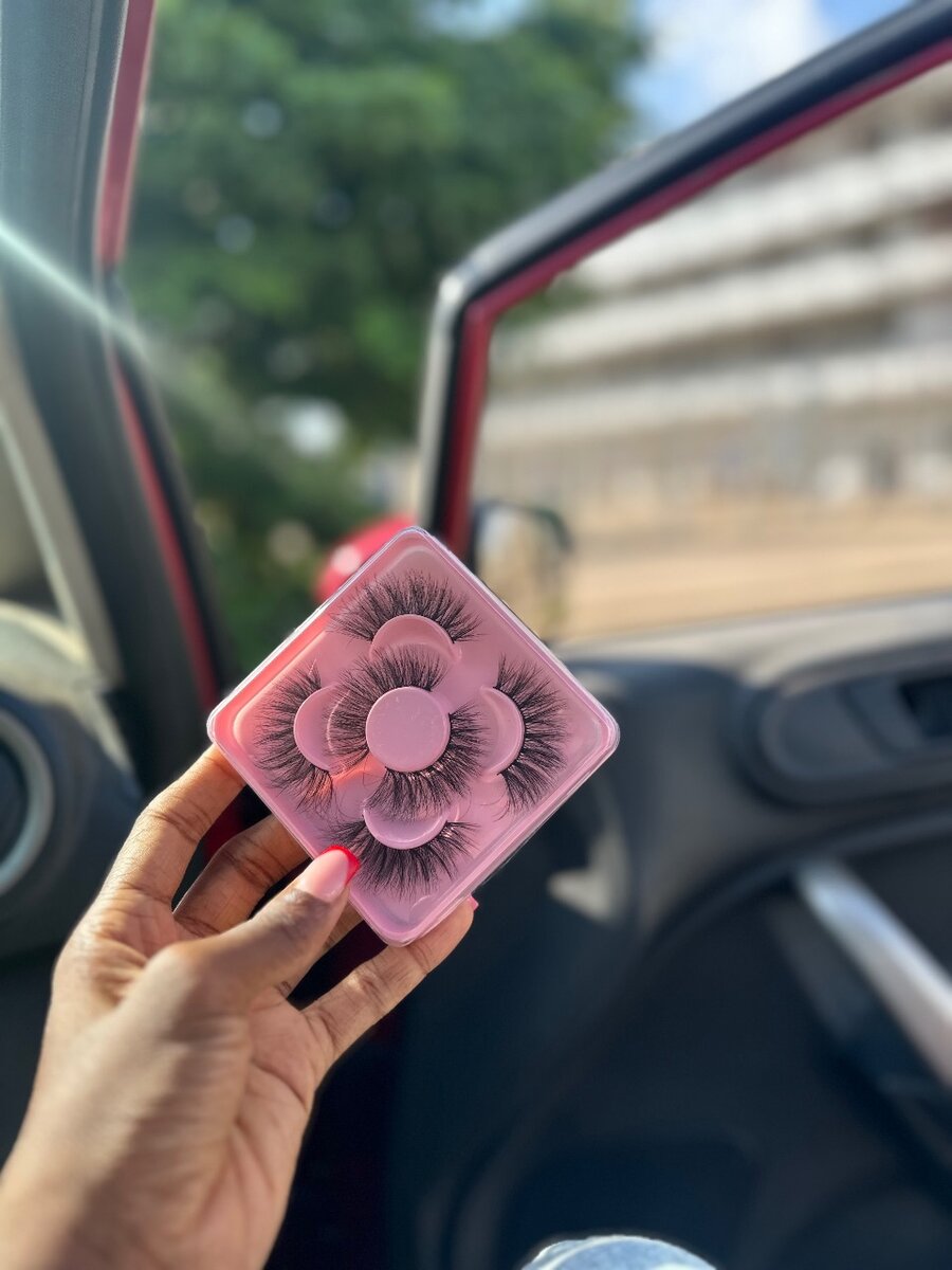 Falsies- 3D classy light wear lashes.