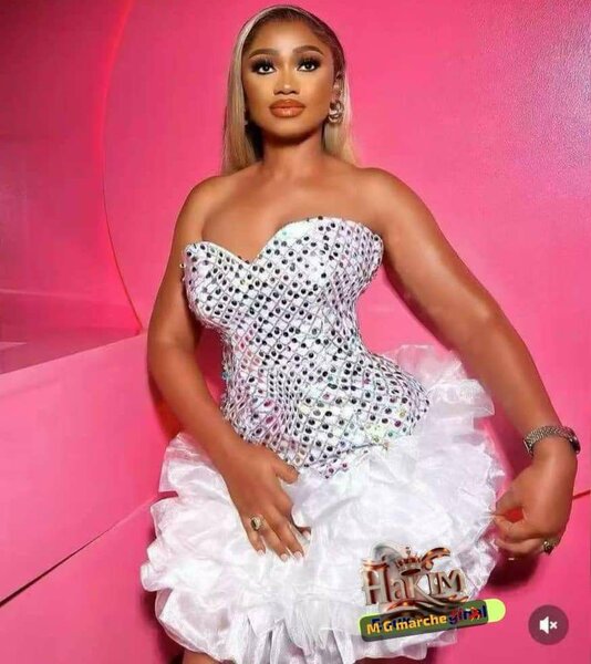 Robe moulante ornée