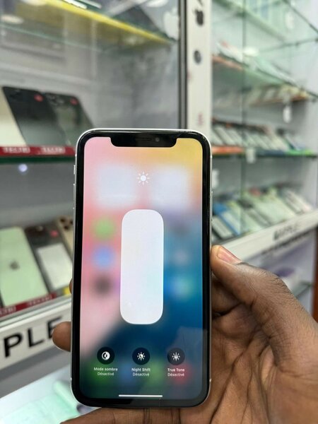 iPhone XR blanc débloqué