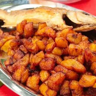 Tilapia Grillée et Plantains Frits