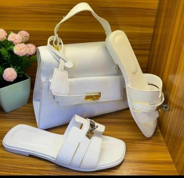 Sandales et sac à main assortis
