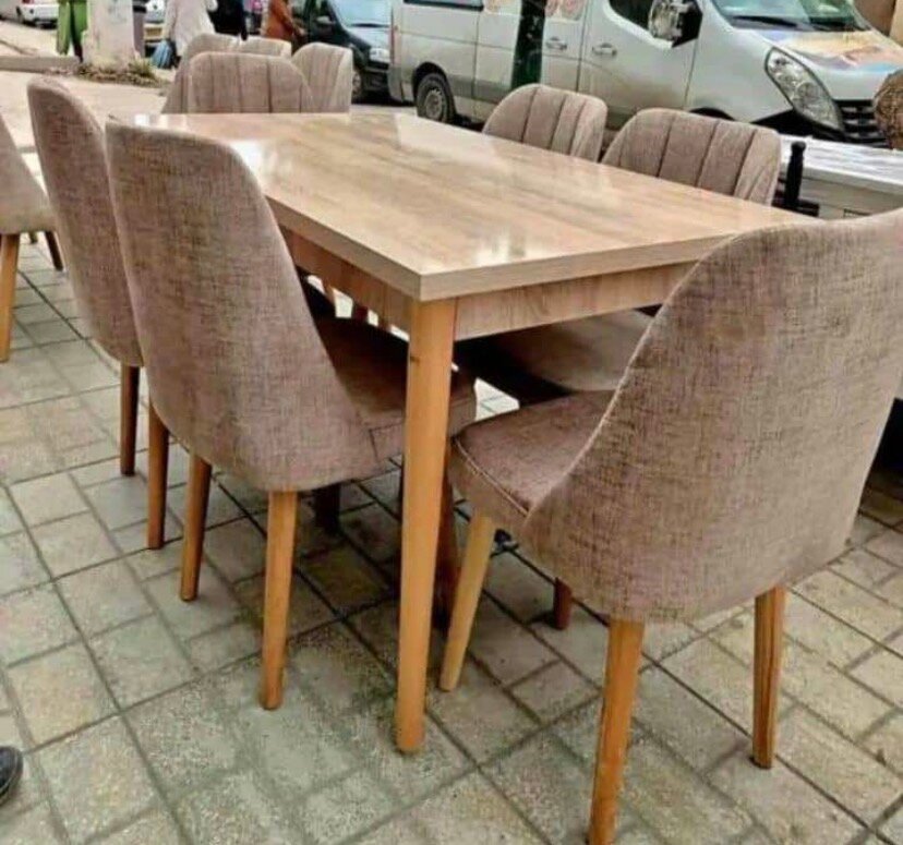 Table à manger moderne élégante