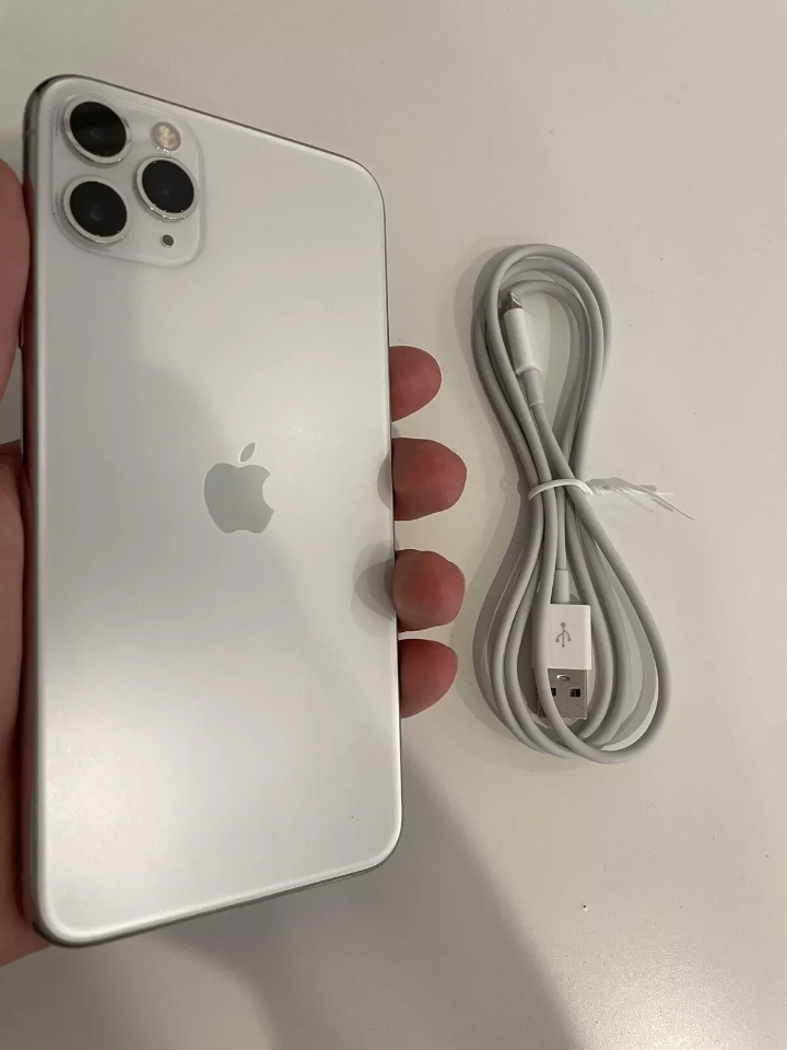 iPhone 11 Pro Argent avec câble