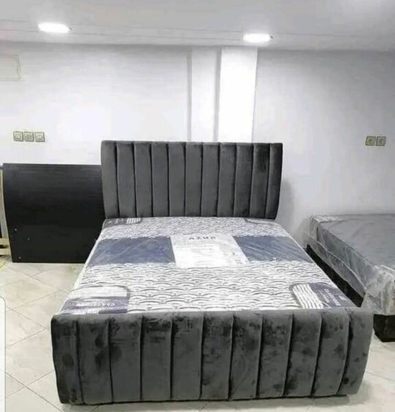 Lit double en velours gris