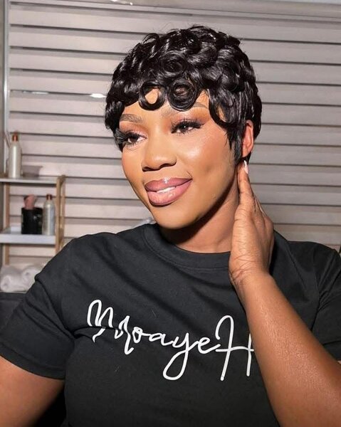 Perruque synthétique bouclée