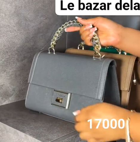 Sac de couleur gris, anse garnie de chaîne