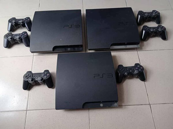 Console PS3 avec manettes