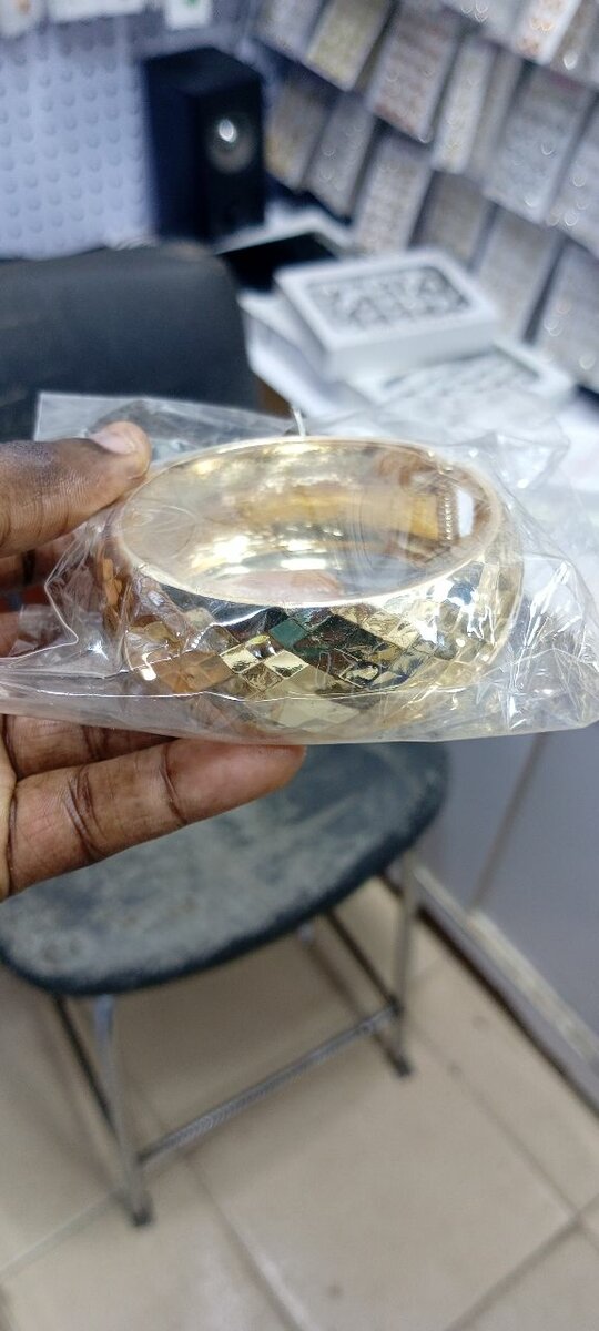 Bracelet en métal doré élégant