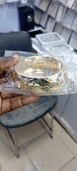 Bracelet en métal doré élégant