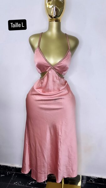 Robe satinée élégante rose