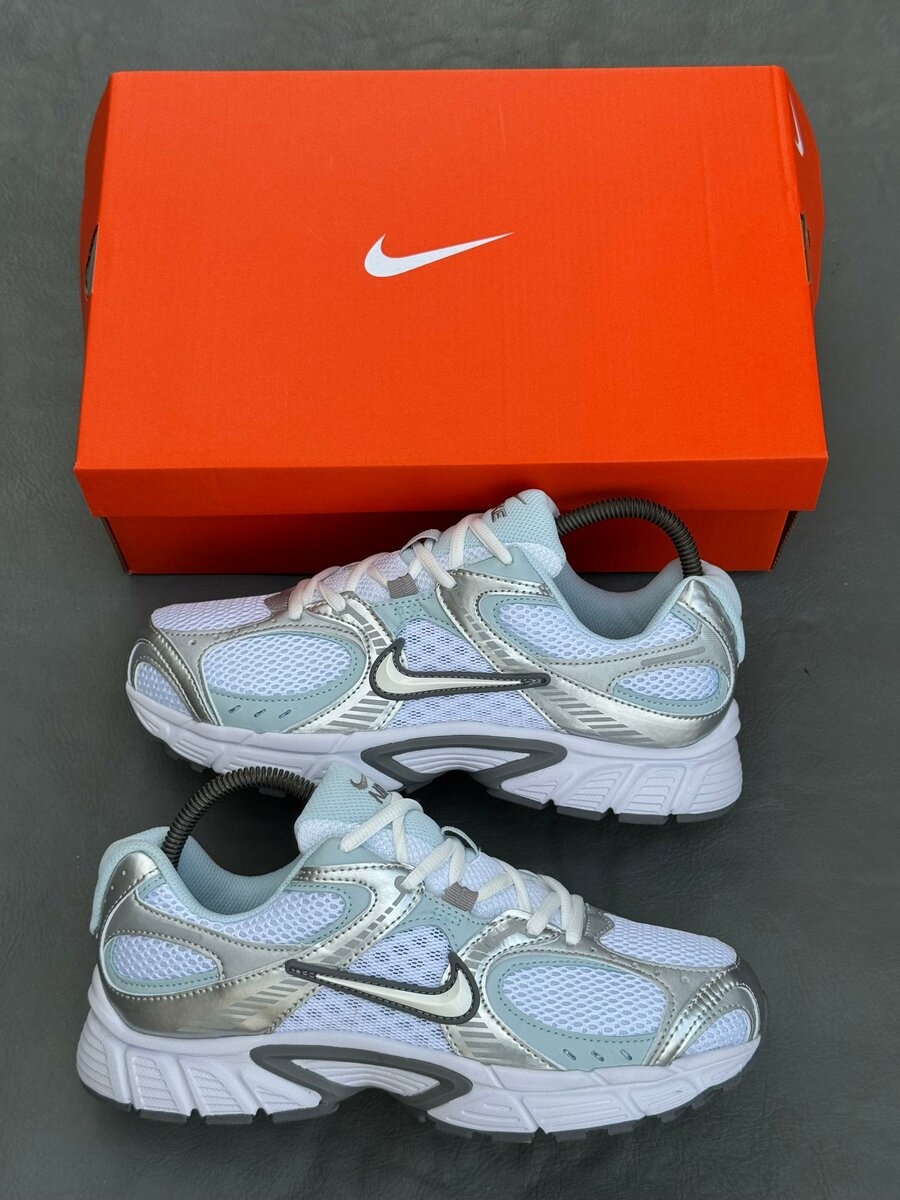 Nike Baskets Running Blanc Argent