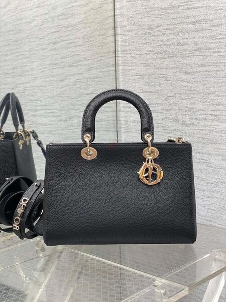 Christian Dior. Disponible en plusieurs couleurs