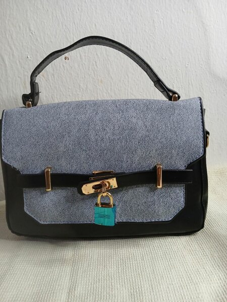 Sac à main gris et noir avec cadenas doré