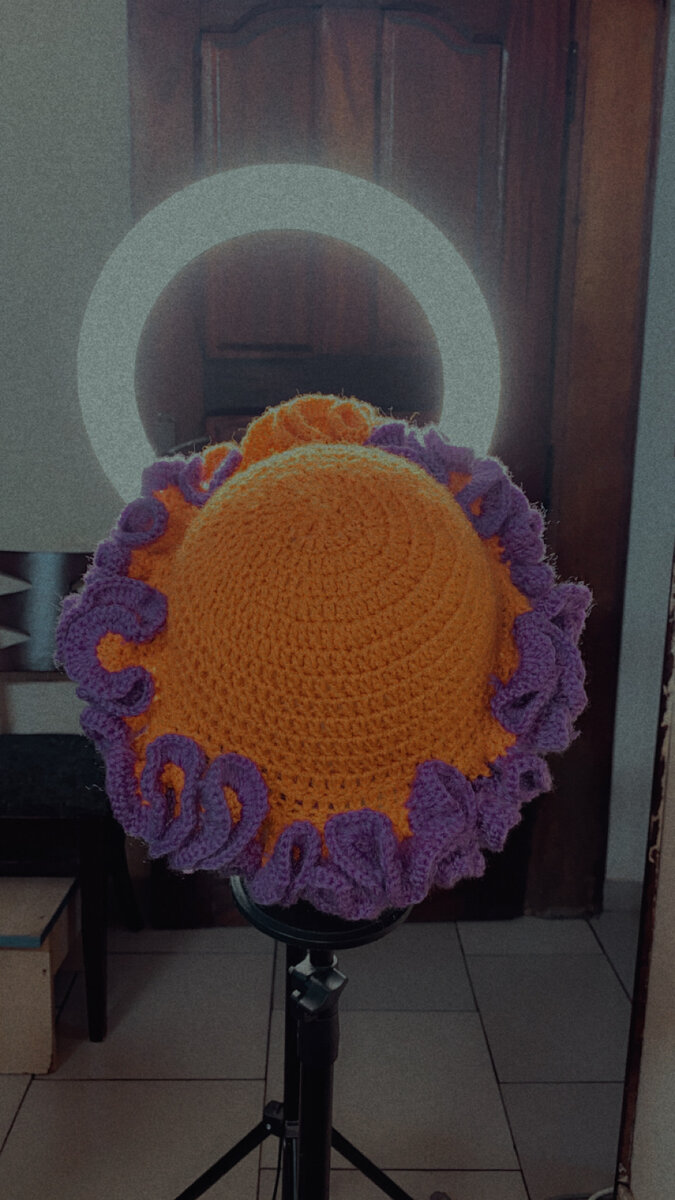 Chapeau tricoté en couleurs vives