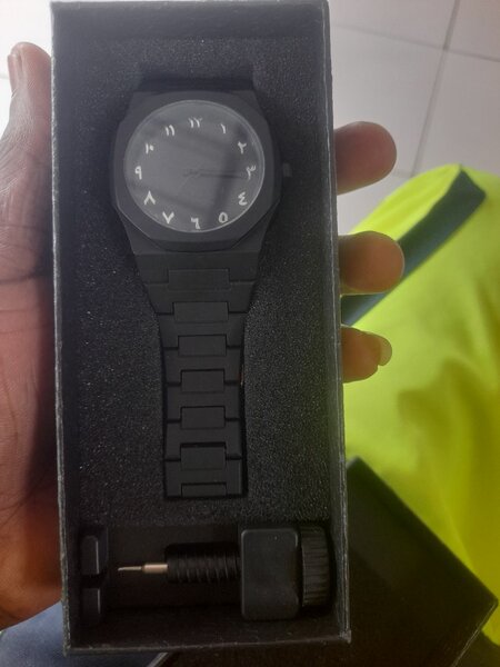 Montre bracelet noir élégante