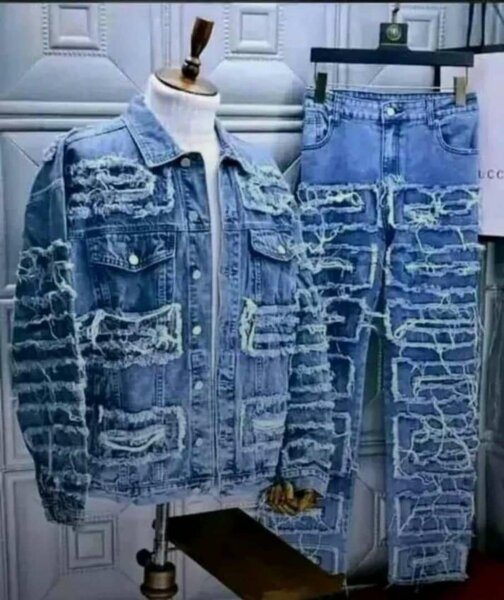 Veste et pantalon en jean déchiré