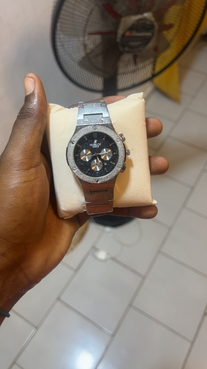 Montre luxe dorée Hublot