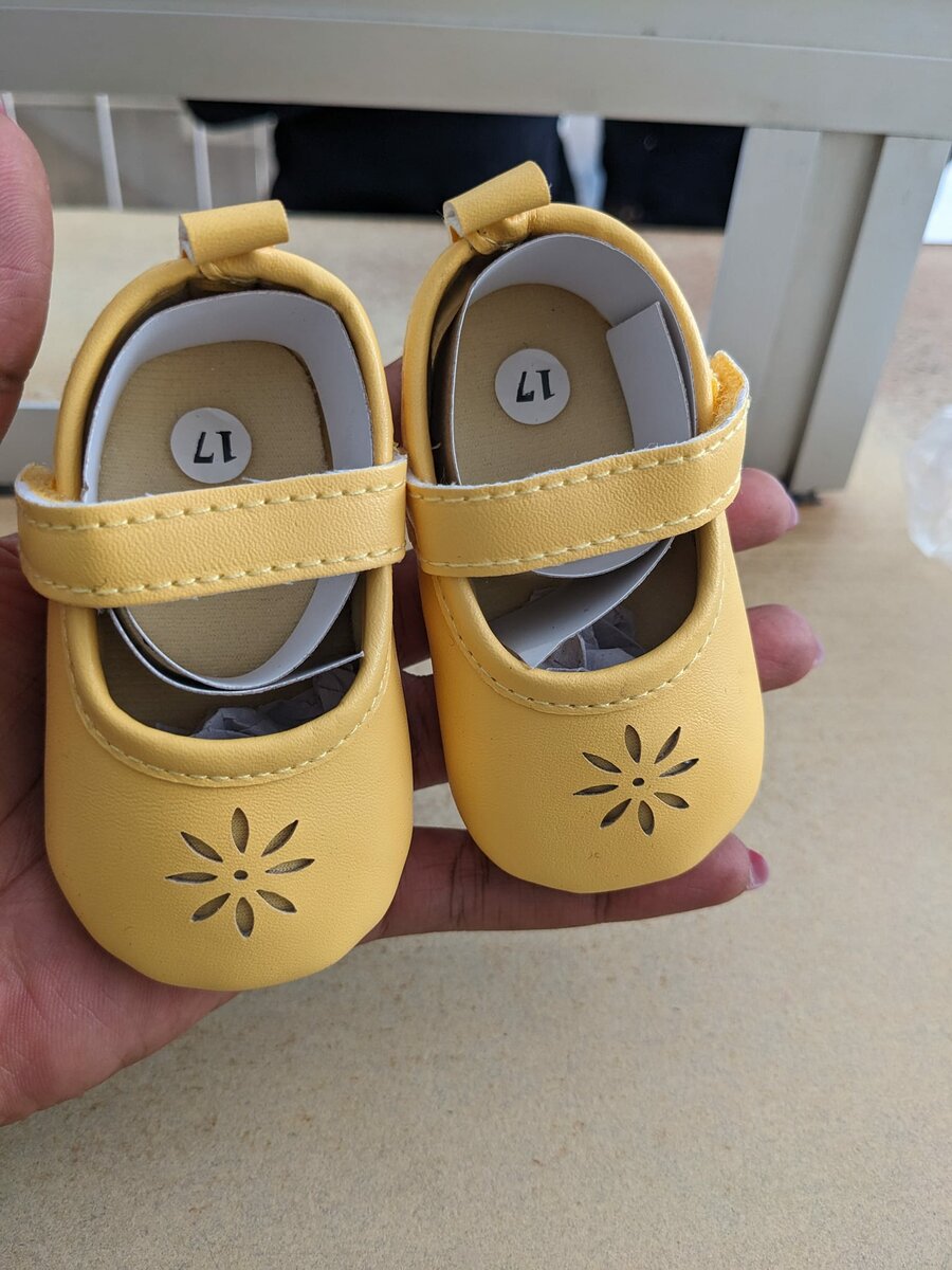 Beige sandals for girls