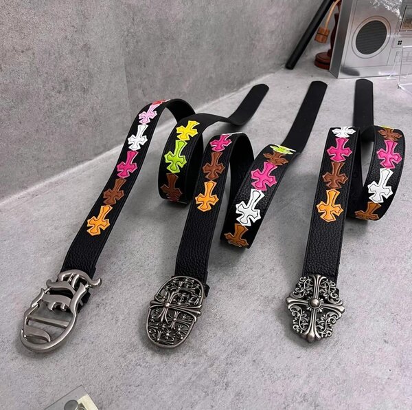 Ceinture en cuir avec broderie colorée
