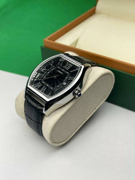 Montre élégante cuir (CARTIER)