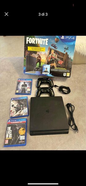 Ps4 slim avec deux manettes et un cd