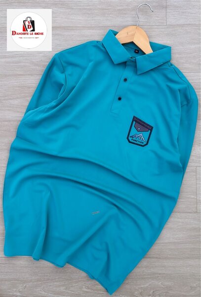 Polo bleu avec motif