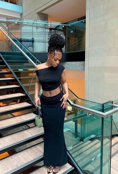 Élégante Robe Noire Asymétrique