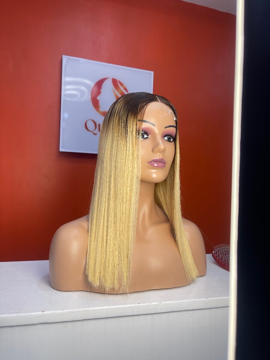 Perruque lisse en cheveux synthétiques