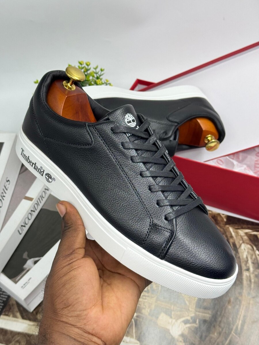 TIMBERLAND BLACK AND WHITE