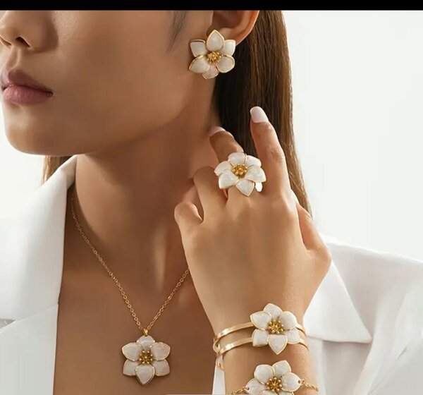 Set de bijoux fleuris élégants