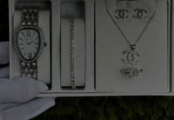 Комплект с наручными часами для женщин