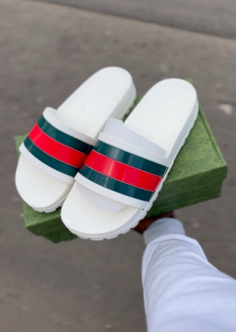 Tongs à Rayures Élégantes