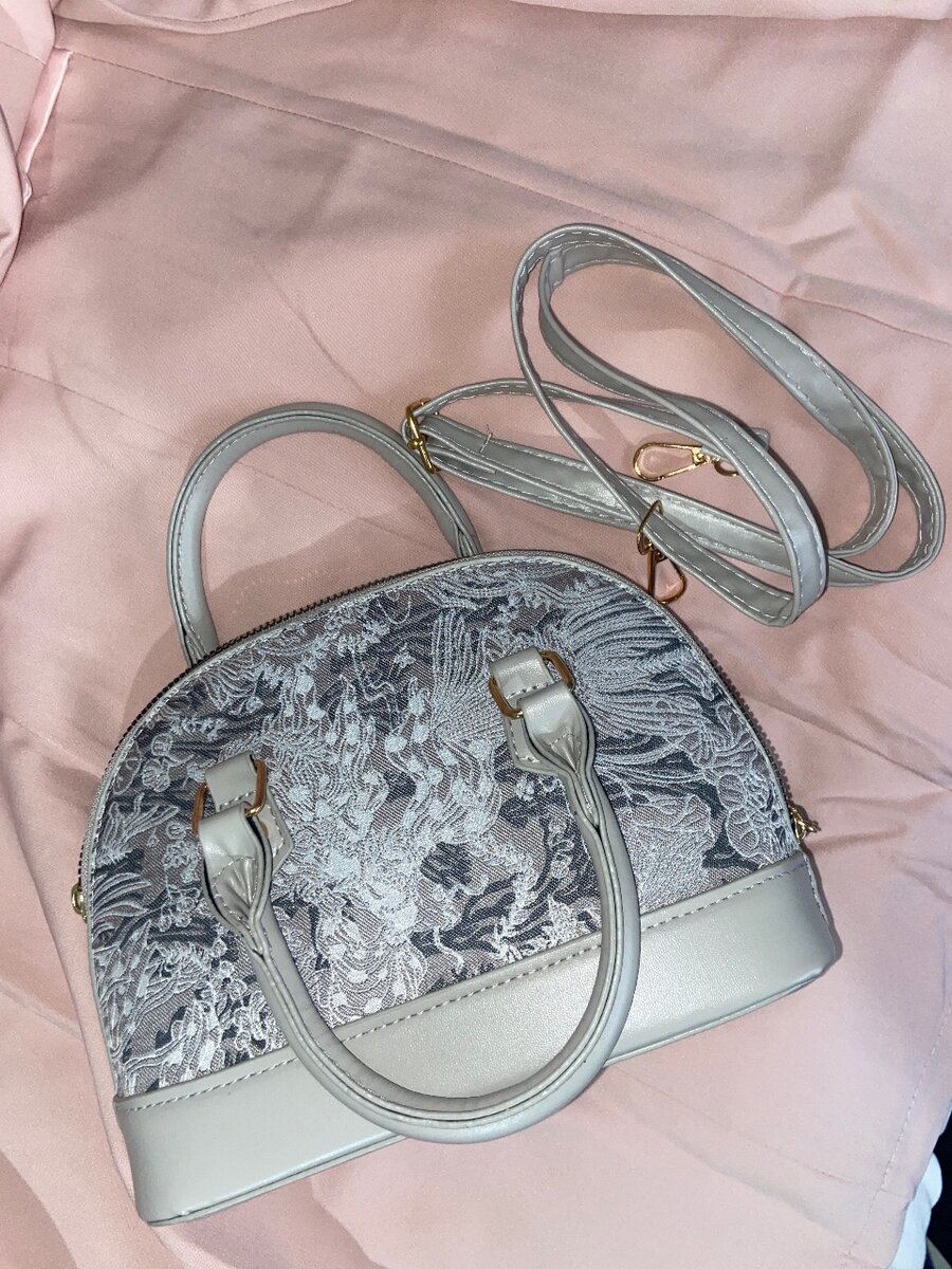 Трендовая сумочка под диор