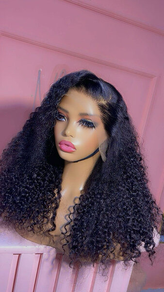 Perruque en dentelle bouclée