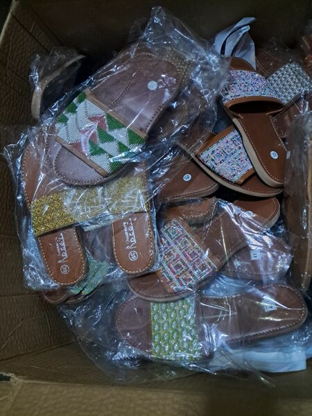 Sandales perlées colorées