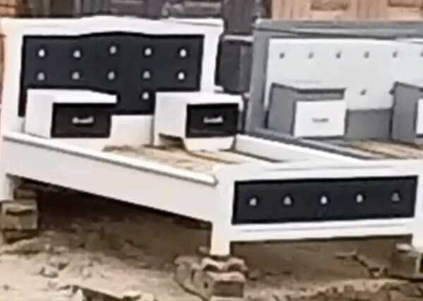 Lit double avec chevets intégrés