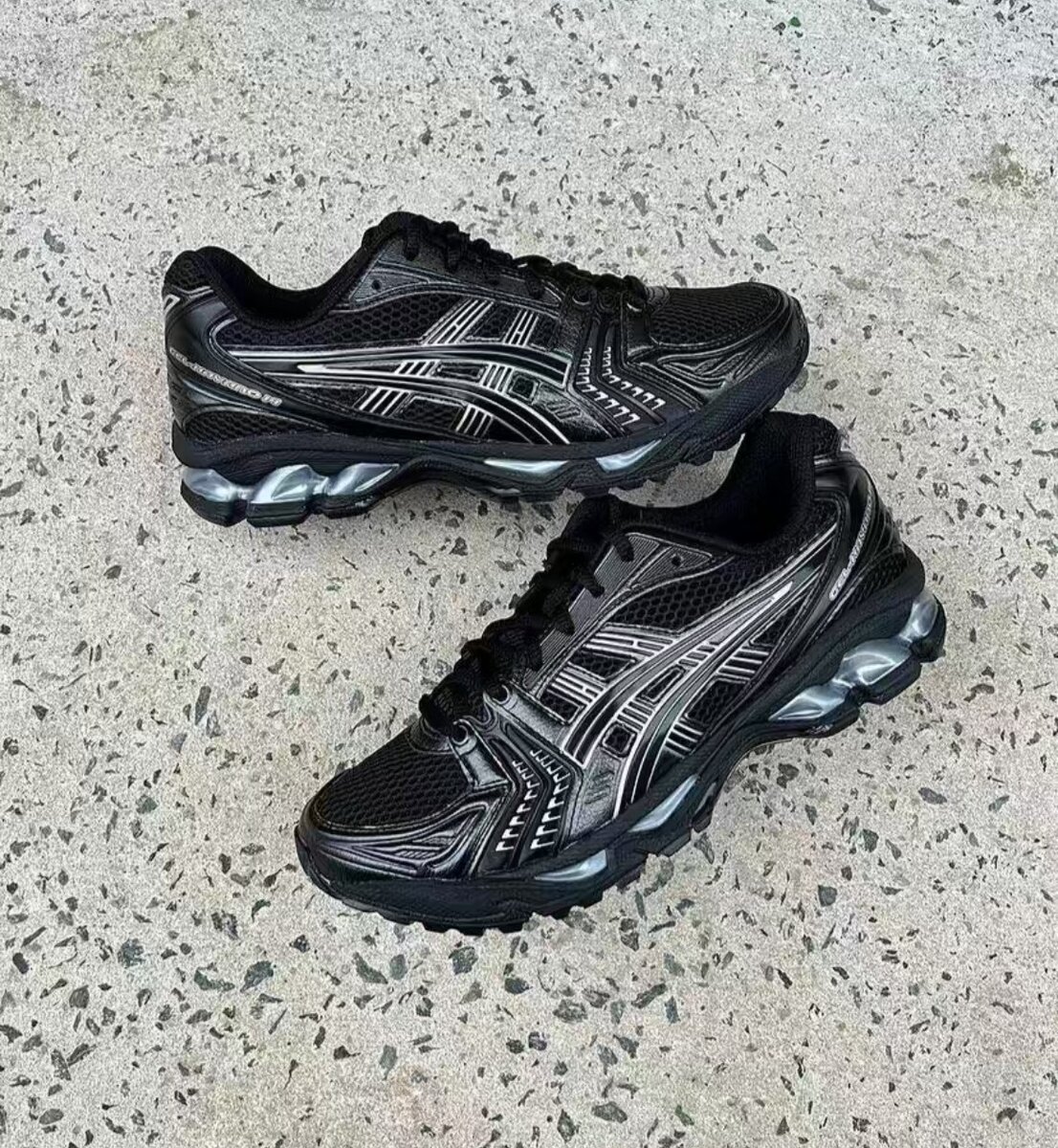 ASICS noire
