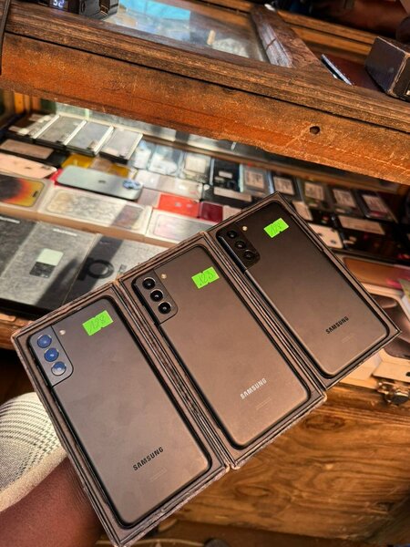 Galaxy s21 plus 128/8 giga ram 210.000f