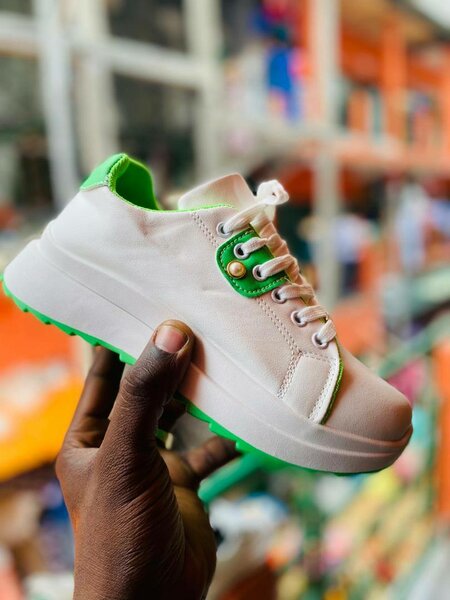 Baskets blanches et vertes