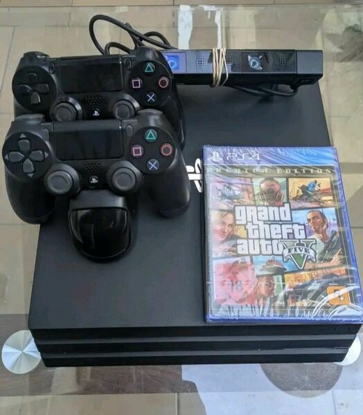 Console PlayStation 4 avec manettes et GTA V