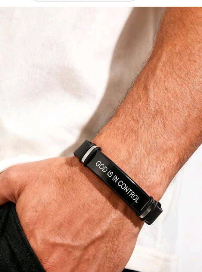 Bracelet en silicone noir 'GOD IS IN CONTROL'