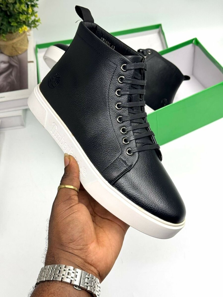 TIMBERLAND BLACK AND WHITE