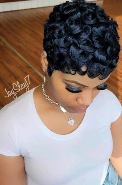 Perruque courte ondulée noire