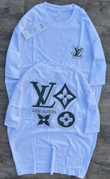 T-shirt blanc à motifs élégants