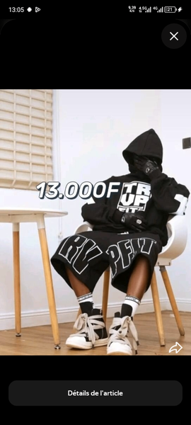 Ensemble survêtement noir avec lettrage blanc