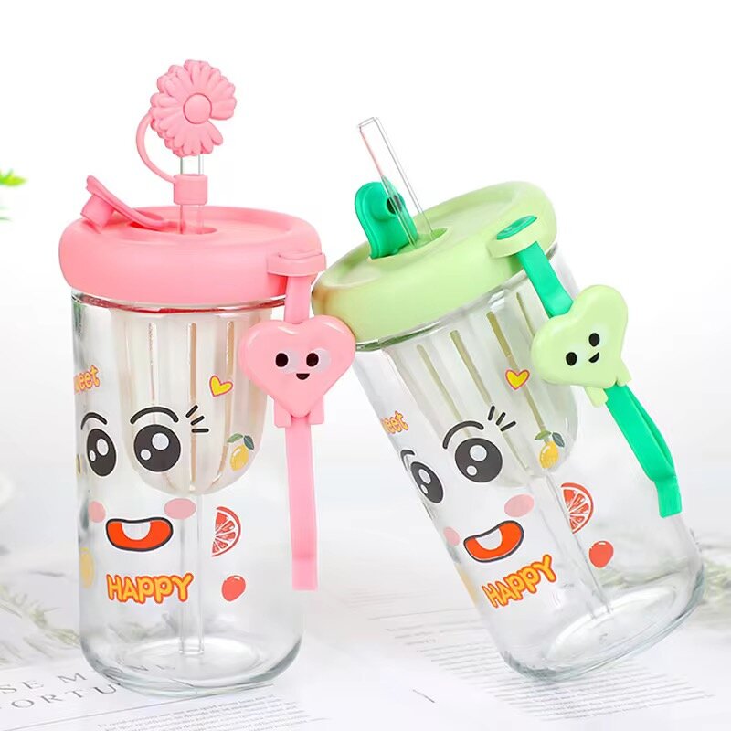 Gobelet en verre mignon avec paille