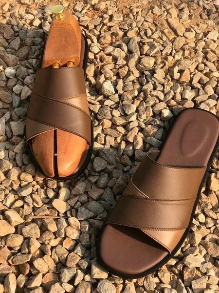 Sandales en cuir brun